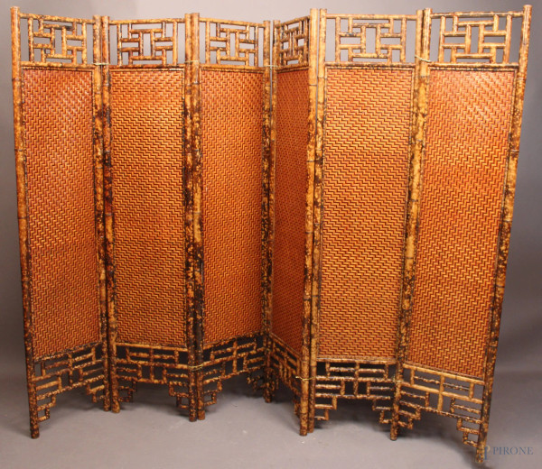 Paravento in legno di bambù con sei pannelli in paglia di Vienna, h. 160x220 cm.