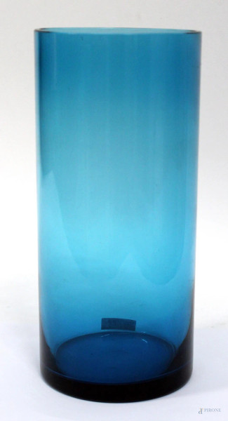 Vaso a cilindro in cristallo, fondo blu, h. 30 cm.