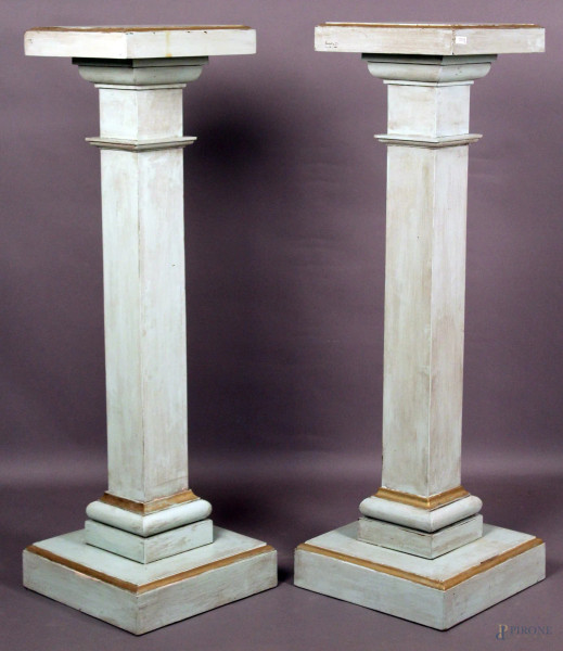 Coppia di colonne in legno laccato, particolari dorati, h.21 cm.