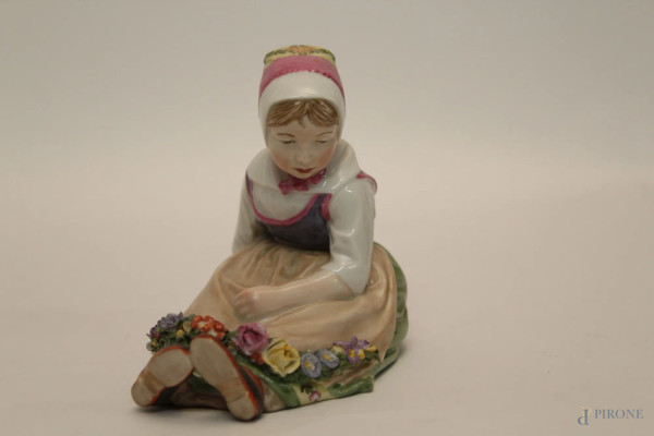 Fanciulla seduta in porcellana policroma, marcata Dresda, H 10 cm.