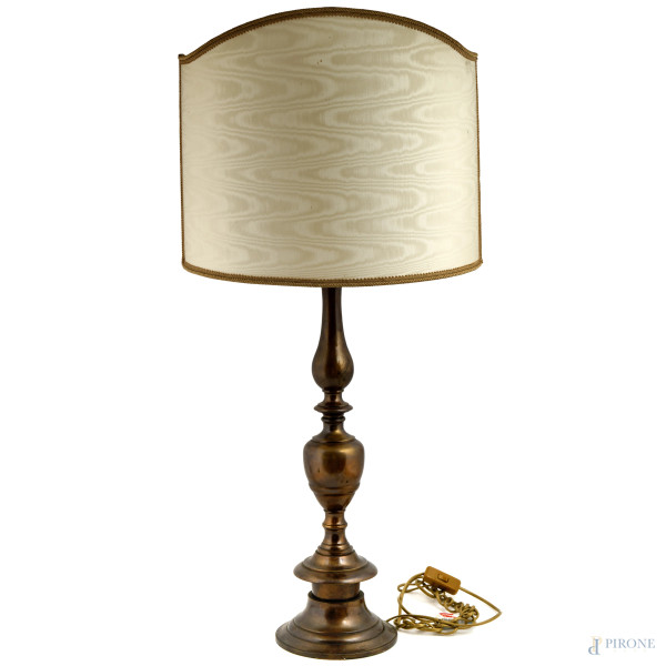 Lampada da tavolo in bronzo patinato con fusto a balaustro, XIX -XX secolo, altezza cm 65, (da revisionare)