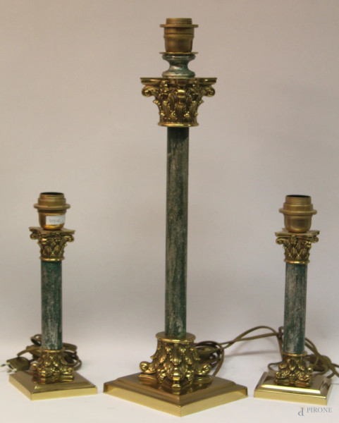 Trittico di lampade in metallo con finali e basi forma di capitelli corinzi, h. max. 60 cm 