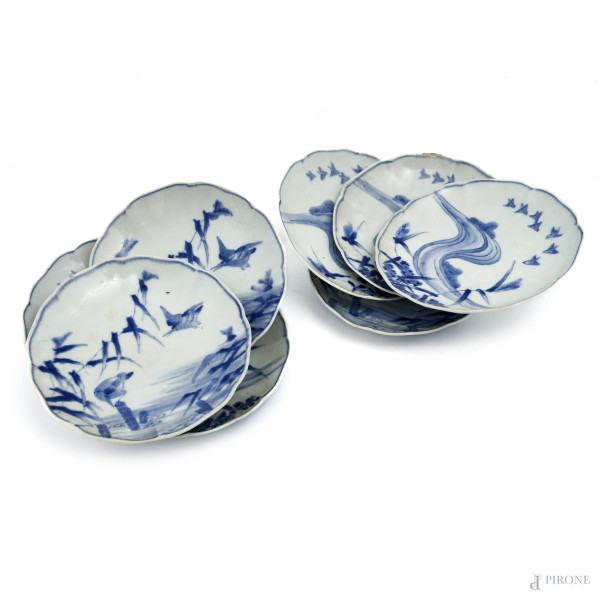 Lotto composto da otto piatti in porcellana decorata nei toni del bianco e del blu, XX secolo, diametro cm 22, (felature, sbeccature, difetti di cottura, rotture, restauri)