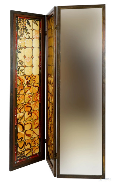 Separe stile Liberty, struttura in metallo, un'anta a specchio e due in vetro piombato, cm h 180x156 (aperto)
