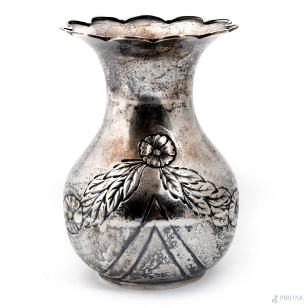 Vaso portafiori in argento cesellato e sbalzato a motivi floreali, XX secolo, altezza cm 19, peso gr 380