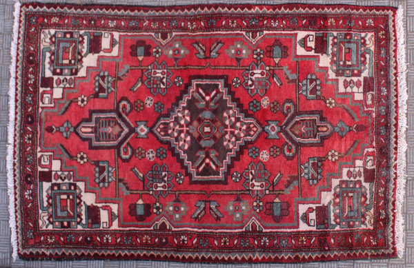 Antico tappeto del Caucaso, cm 160 x 110.