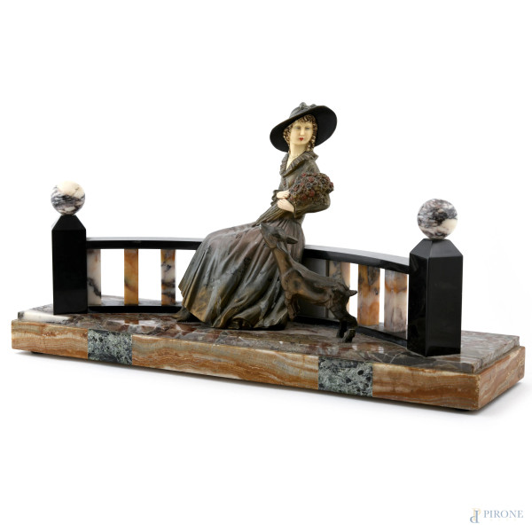 Elemento decorativo da tavolo in marmo e materiali vari raffigurante gentildonna su una balconata...