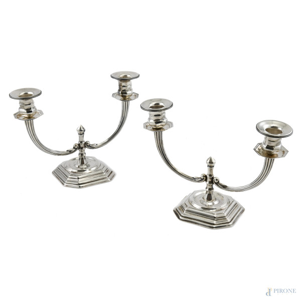 Coppia di candelabri in argento 800/000, altezza cm 17,5, peso complessivo lordo gr 640