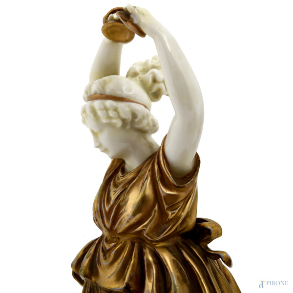 Lotto di due sculture in porcellana bianca con particolari dorati raffigurante danzatrici, altezz...
