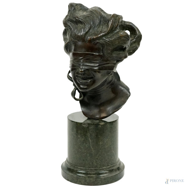 La dea bendata, scultura in bronzo brunito, cm h 27,5, base a mezza colonna in marmo verde, cm h 15, XX secolo,  (difetti sulla base).