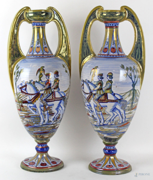 Alberto Rubboli, Gualdo Tadino, coppia di anfore biansate in ceramica policroma a lustro, decori raffiguranti paesaggi con cavalieri, altezza cm 59, (lievi sbeccature)