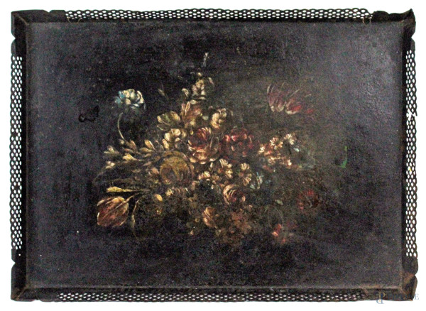 Vassoio in metallo brunito, decoro raffigurante bouquet di fiori, bordo traforato, cm 55,5x40x3, (difetti)