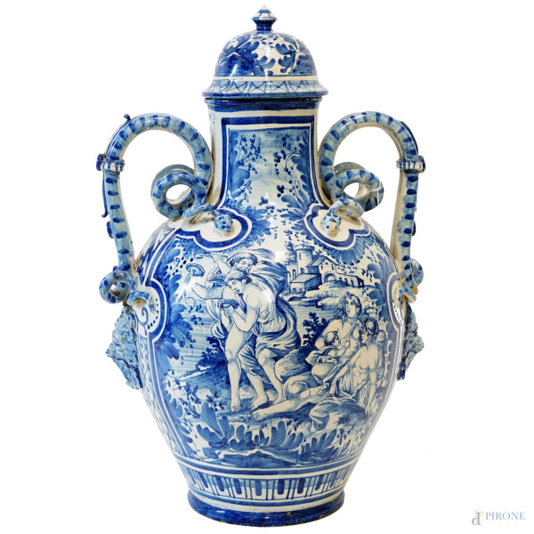 Grande vaso biansato in maiolica Savona, XVIII secolo, decorato in monocromia blu con figure clas...