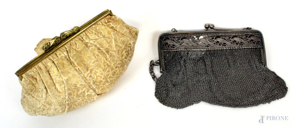 Lotto di due borsette da teatro, di cui una in stoffa gialla ed una in argento, inizi XX secolo, gr.210