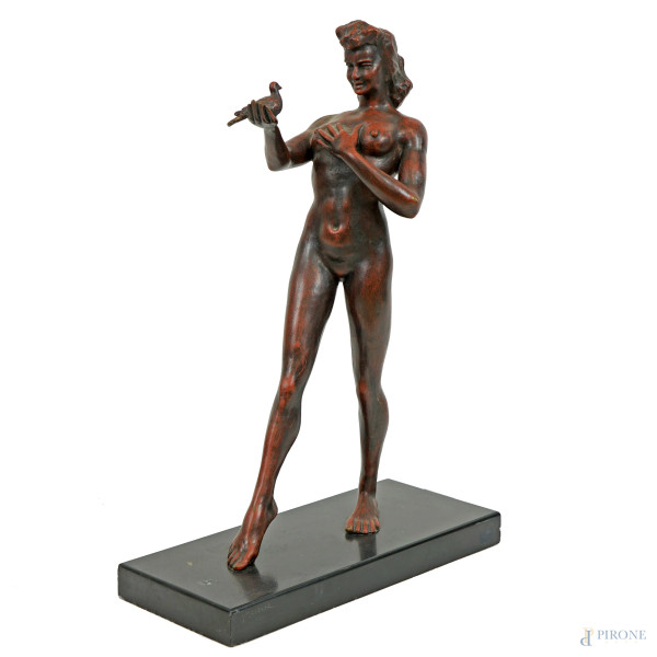 Donna con colomba, scultura in bronzo, cm h 64, XX secolo,  base in marmo.