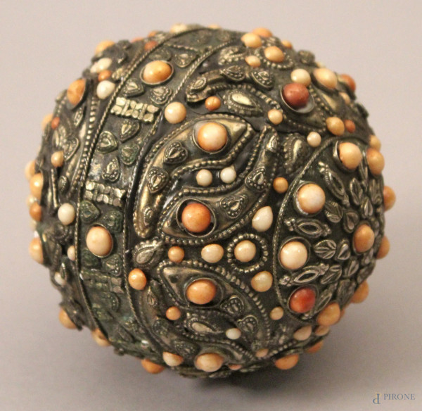 Sfera tibetana in metallo argentato e sbalzato con pietre dure incastonate, diametro 10 cm.