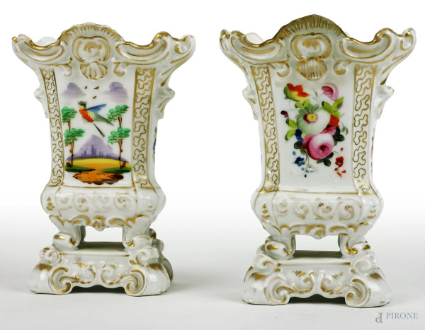 Coppia di vasi in porcellana policroma, Francia, XX secolo, decori raffiguranti paesaggi con volatili e bouquet di fiori, lumeggiature dorate, cm h 15,5