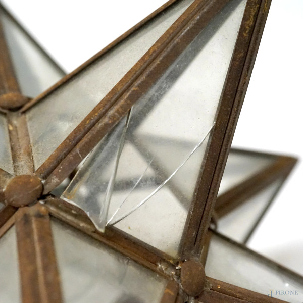 Lotto composto da una lampadario a sospensione ed un lampioncino in ferro battuto e vetro, misure...