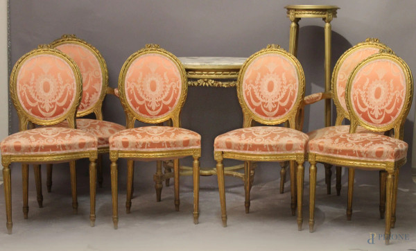 Salotto composto da quattro sedie, un tavolinetto con piano in marmo, due poltroncine ed un gueridon in legno dorato, primi 900