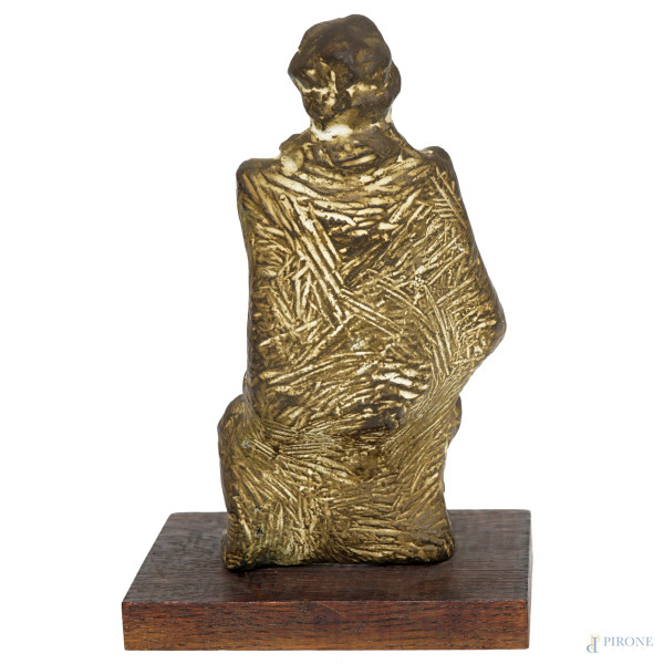 Scultura in bronzo raffigurante una figura maschile seduta, base in legno, firmata, altezza cm 21...
