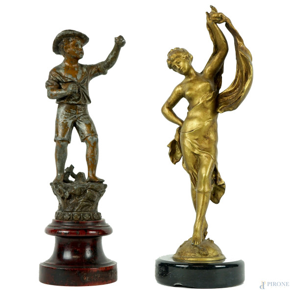 Lotto di due sculture in antimonio raffiguranti figura femminile e pescatore, alt. max cm 27, XX secolo, (difetti e mancanze).