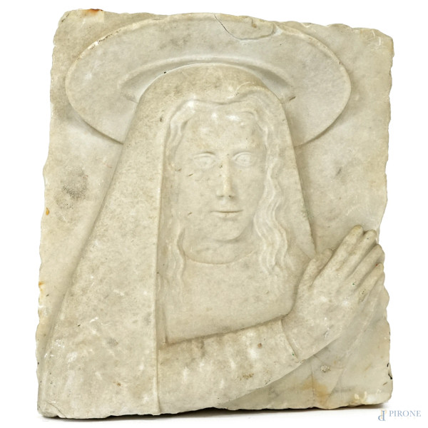 Madonna in preghiera, bassorilievo in marmo bianco, XX secolo, cm 28x25x9,5, (difetti)