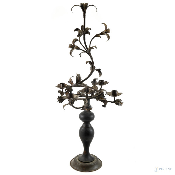 Candelabro a cinque luci in ferro a foggia di racemi fioriti con base in legno dipinto, XX secolo, altezza complessiva cm 83, (segni di usura, difetti)