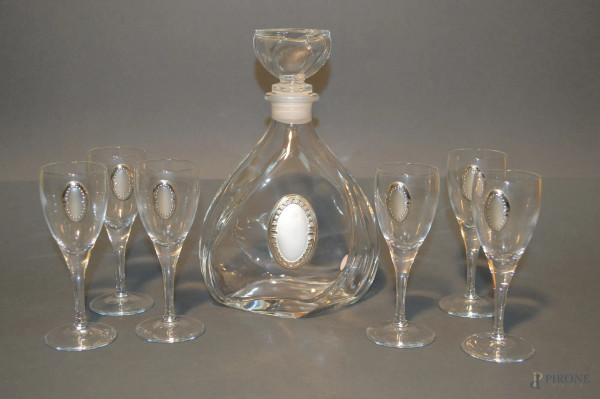 Servizio da cognac in vetro con finiture in argento, composto da una bottiglia e sei bicchieri.