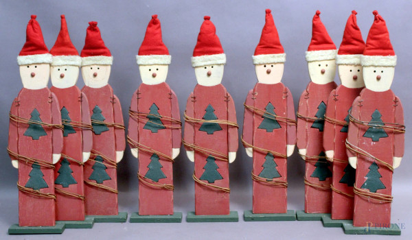 Lotto composto da nove sculture in legno raffiguranti Babbo Natale, altezza 52 cm.