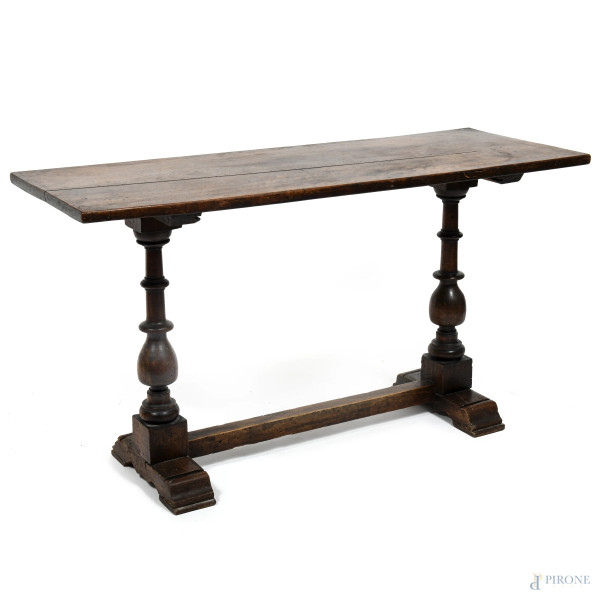 Tavolinetto in noce tipo fratino con piano poggiante su colonnine tornite e raccordate da traversa, XIX secolo, cm 69x124,5x45, (segni di usura, scalfiture, rotture, fori di tarlo, difetti)