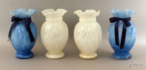 Lotto di due coppie di vasi in vetro colorato, altezza 21,5 cm.