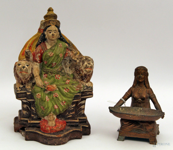 Lotto di una divinità orientale in terracotta policroma, h. cm 22 ed una divinità orientale in metallo, h. cm 12.