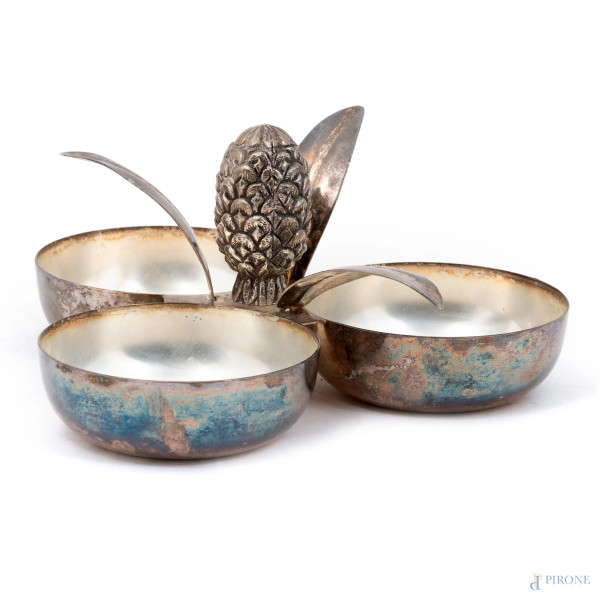 Lotto di tre oggetti in metallo argentato e un vasetto a tulipano in argento 800, altezza massima...