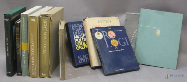 Lotto di dodici libri diversi sugli orologi