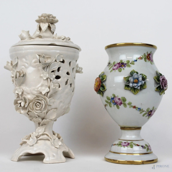 Lotto di due vasi in porcellana con decori floreali dipinti ed a rilievo, alt. max cm 25, manifatture ed epoche diverse, (difetti e restauri).