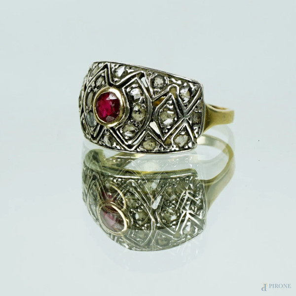 Anello in oro 18 KT  ed argento con rubino centrale e schegge di diamante, peso gr.4,8