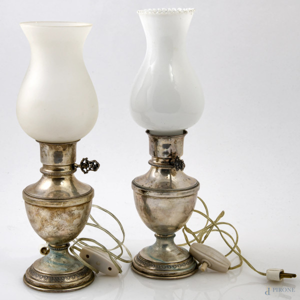 Coppia di lampade ad olio in argento montate a lampade da tavolo con diffusori in vetro, XX secolo, altezza massima cm 30, peso lordo complessivo al netto dei diffusori gr 580, (segni di usura, difetti, da revisionare)