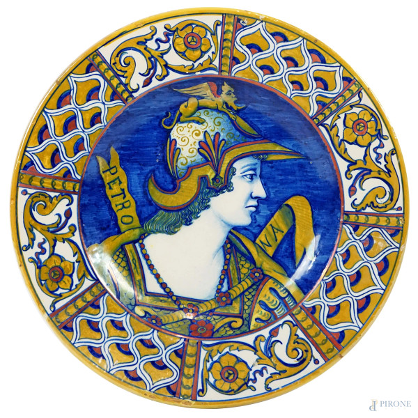 Piatto in ceramica a lustro Gualdo Tadino, cavetto raffigurante profilo di donna con armatura, diam. cm 38,5, firmato "La baronessa" sotto la base, prima metà XX secolo, (lievi difetti).