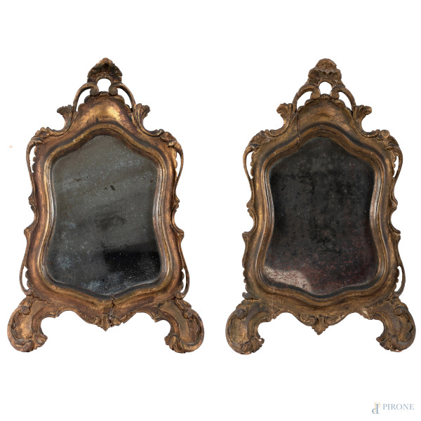 Coppia di specchierine in legno dorato e intagliato a volute, XX secolo, cm 43x25, (rotture, difetti, scalfiture)