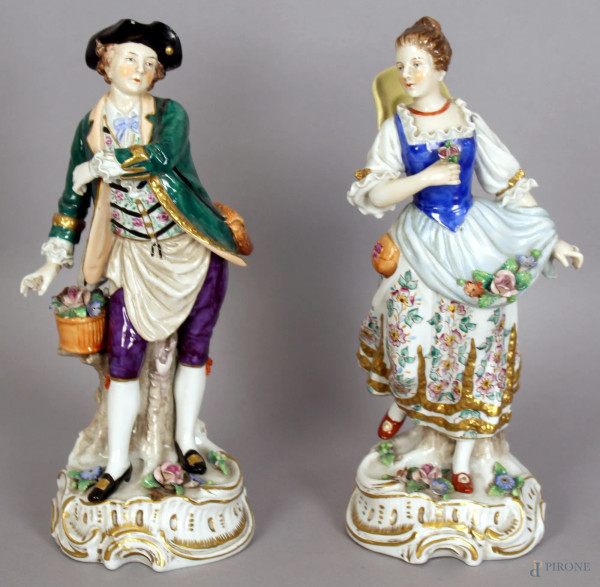 Lui e Lei, coppia di sculture in porcellana Capodimonte, altezza 24 cm, (sbeccature).