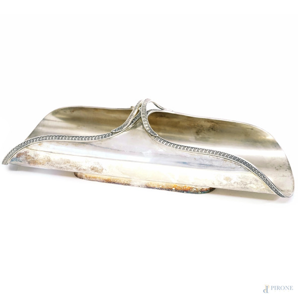 Portagrissini in argento con bordi e manico decorati a cesello, XX secolo, peso gr. 410, cm 9x31,5x9