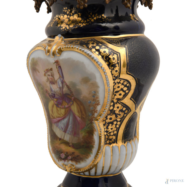 Coppia di lampade a olio elettrificate in porcellana blu con decori oro e figure di gentiluomo e ...