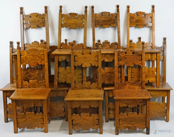 Dodici sedie in noce, XVIII secolo, schienale traforato e particolari scolpiti,  cm h 112,5, (difetti).