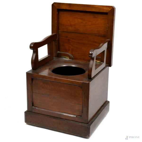 Sedia toilette in noce con schienale richiudibile, XX secolo, misure aperto cm 92,5x50,5x55,5, misure chiuso cm 49,5x51,5x55, (segni di usura, difetti)