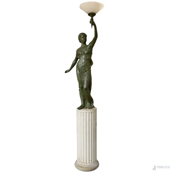 Scultura in bronzo raffigurante figura femminile in stile neoclassico con braccio solevato a sostenere una coppa in vetro satinato, poggiante su colonna scanalata in agglomerato di pietra, altezza complessiva cm 210,5; altezza colonna cm 80; altezza statua cm 130, (difetti)