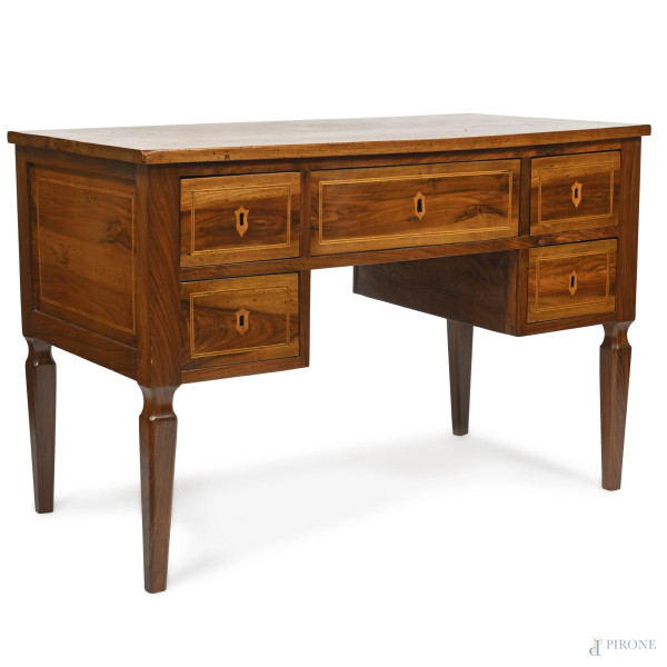 Scrivania in legno di ulivo con filettatura in bosso con un cassetto frontale affiancato da coppia di cassetti in colonna. Finto cassettone frontale e coppia di finti cassetti al retro, XX secolo, cm 83x123x64,5, (graffi, segni di usura, scalfiture)