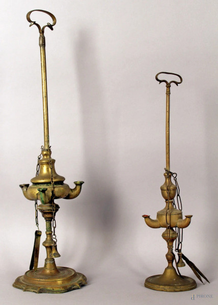 Lotto composto da due lucerne in bronzo, XIX secolo, altezza 52 cm.