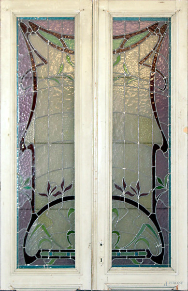 Coppie di porte con vetri colorati e piombati a decori floreali, periodo Liberty, cm 230x75.