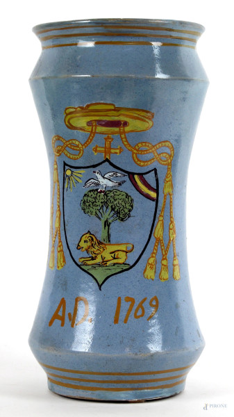 Albarello in ceramica policroma con decoro raffigurante stemma araldico su fondo azzurro, cm 29x14x11, XX secolo, (difetti).