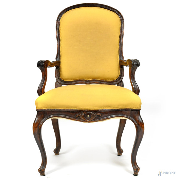 Poltrona in noce in stile Luigi XV con struttura in noce e rivestimento in tessuto nei toni del giallo, XIX-XX secolo, cm 107x65x53,  (segni di usura, scalfiture, fori di tarlo, difetti)